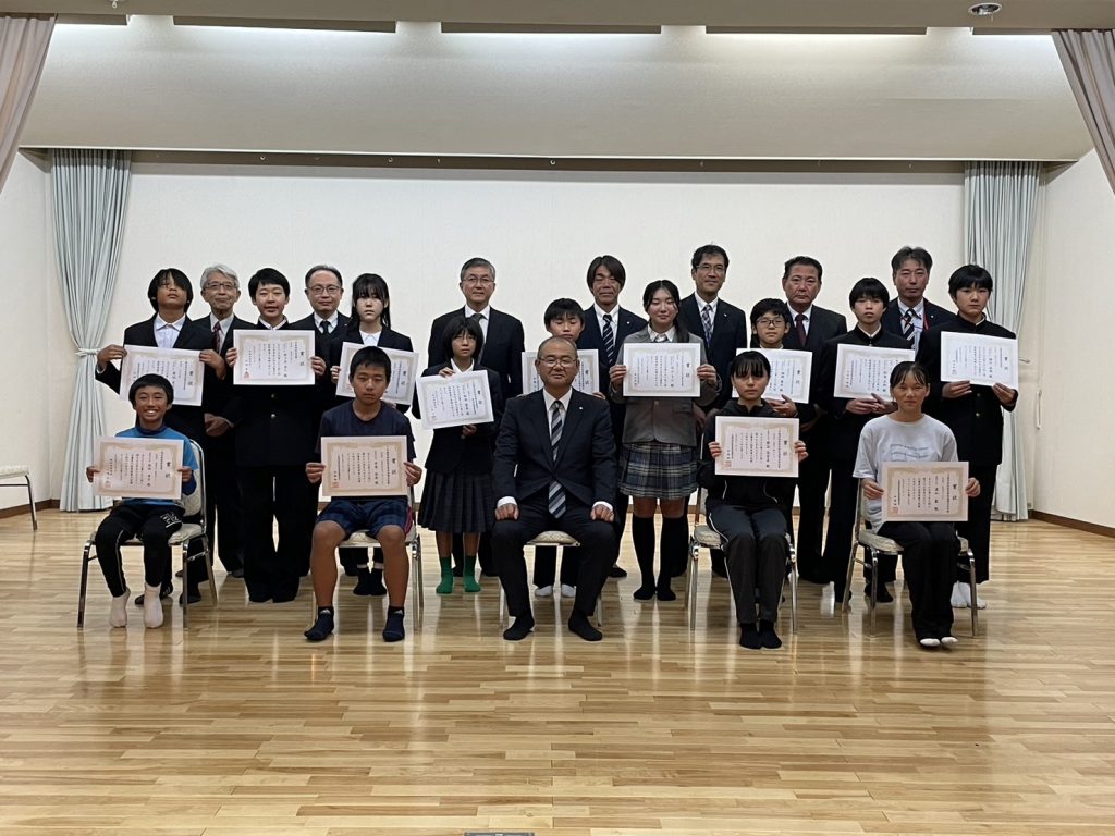 令和６年度　天龍村租税教育推進協議会「税に関するポスター・作文」表彰授与式を執り行いました