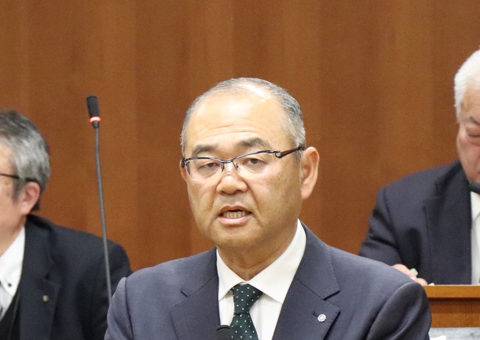 開会に先立ちあいさつする永嶺村長