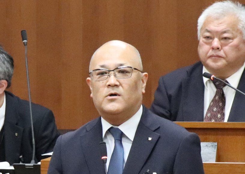 副村長に選任され、あいさつする橘教育委員会事務局長